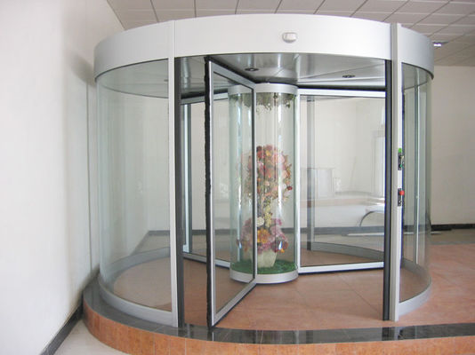 El anuncio publicitario tres se va volando la puerta giratoria automática 150KG con el escaparate central