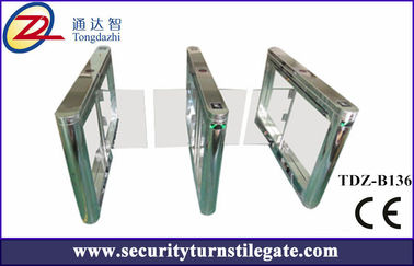 Puerta de cristal de la barrera del oscilación del torniquete del carril de la desventaja para el edificio de oficinas