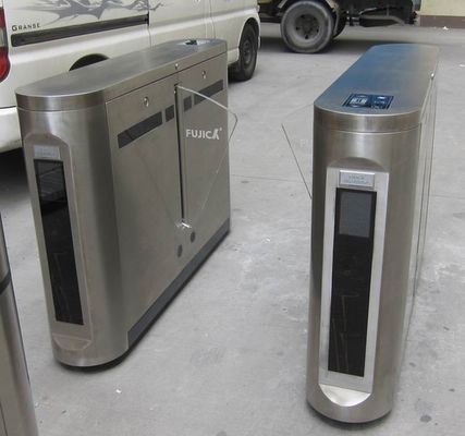 Direcciones automáticas de la barrera dos de la aleta con el colector de la tarjeta